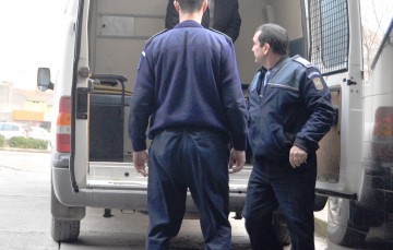 Trei bărbaţi urmăriţi la nivel naţional, identificaţi de poliţişti